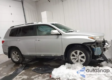 2012 Toyota Highlander Base V6 из США, поврежденный, VIN 5TDBK3EH0CS147004